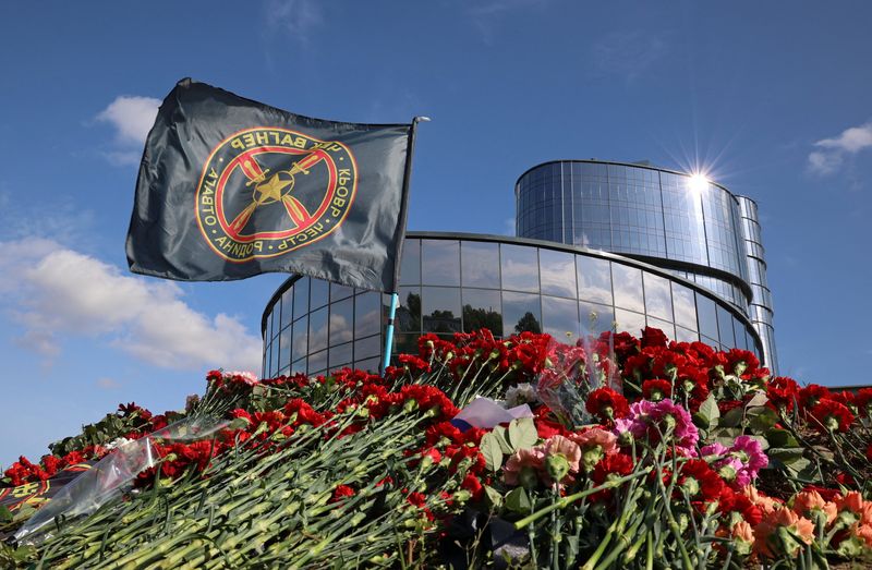 &copy; Reuters. نصب تذكاري من الزهور بالقرب من مقر مجموعة فاجنر السابق لرئيس مجموعة فاجنر العسكرية الروسية الخاصة يفجيني بريجوجن فيسان بطرسبرج يوم الخميس. 