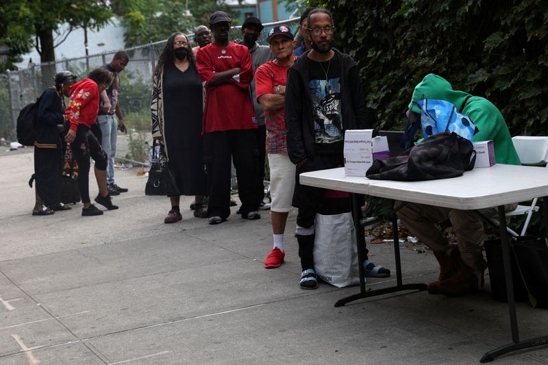 &copy; Reuters. FILE PHOTO: People wait in line to take a COVID-19 oral swab test on a sidewalk in the Harlem neighborhood of New York City, U.S., June 20, 2023.  REUTERS/Shannon Stapleton/File Photo