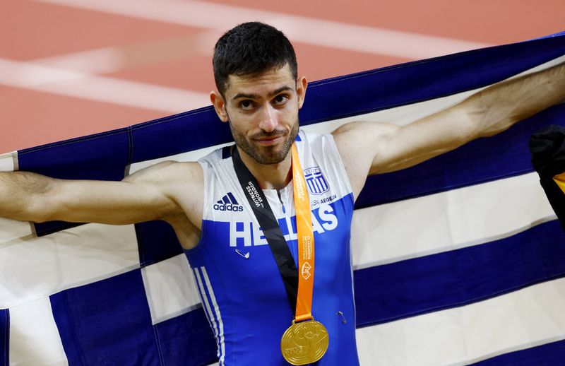 &copy; Reuters. اليوناني ميلتياديس تينتوجلو  يحتفل بفوزه بذهبية في الوثب الطويل في بطولة العالم لألعاب القوى يوم الخميس. تصوير: برناديت سابو - رويترز.