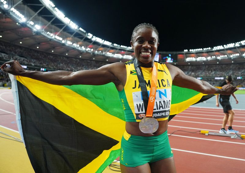 &copy; Reuters. العداءة الجاميكية دانييلا وليامز تحتفل بفوزها بالميدالية الذهبية في سباق 100 متر حواجز للسيدات يوم الخميس. تصوير: ألكساندرا شميجيال - رويترز.