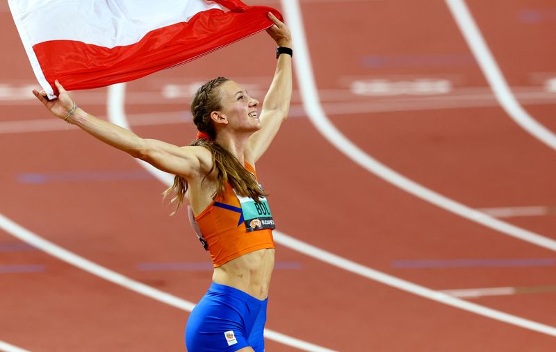 &copy; Reuters. الهولندية فيمكي بول تحتفل بفوزها بذهبية سباق 400 متر حواجز  في بطولة العالم لألعاب القوى يوم الخميس. تصوير: برناديت سابو - رويترز.