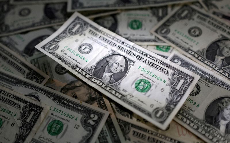 &copy; Reuters. 終盤のニューヨーク外為市場では、ジャクソンホール会議でのパウエルＦＲＢ議長の講演を２５日に控える中、ドルが上昇した。今年３月撮影（２０２３年　ロイター/Dado Ruvic/Illustration/File 