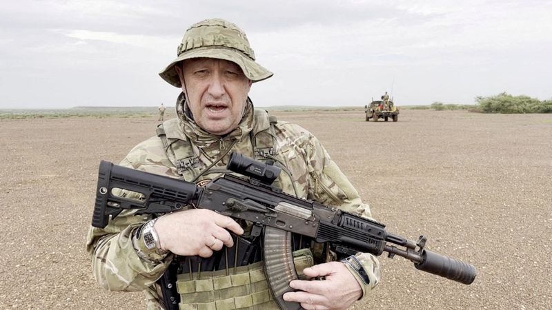 &copy; Reuters. FILE PHOTO: Yevgeny Prigozhin, chief of Russian private mercenary group Wagner, gives an address in camouflage and with a weapon in his hands in a desert area at an unknown location, in this still image taken from video possibly shot in Africa and publish