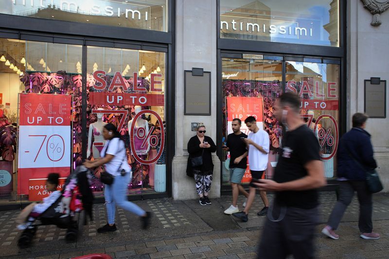 &copy; Reuters. FILE PHOTO-Shoppers walk past sale signs on Oxford Street, as Britain struggles with the highest inflation rate among the world's big rich economies, London, Britain, 17 July 2023. REUTERS/Rachel Adams/File Photo