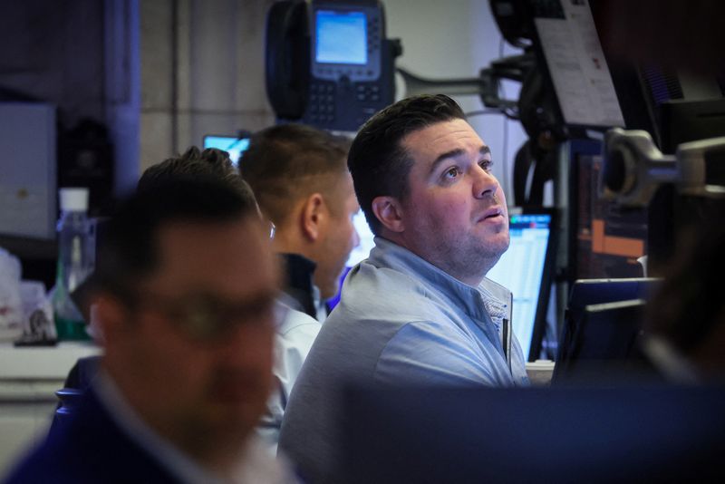 &copy; Reuters. FILE PHOTO: Traders work on the floor of the New York Stock Exchange (NYSE) in New York City, U.S., August 15, 2023.  REUTERS/Brendan McDermid/File Photo