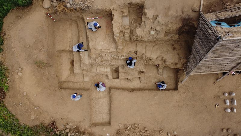 © Reuters. علماء الآثار يعملون على جدار متعدد الألوان عمره 4500 عام شمال بيرو يوم 18 أغسطس آب 2023. صورة لرويترز من عالم الآثار فيرين كاستييو. يحظر إعاة بيع أو الاحتفاظ بالصورة في الأرشيف. 