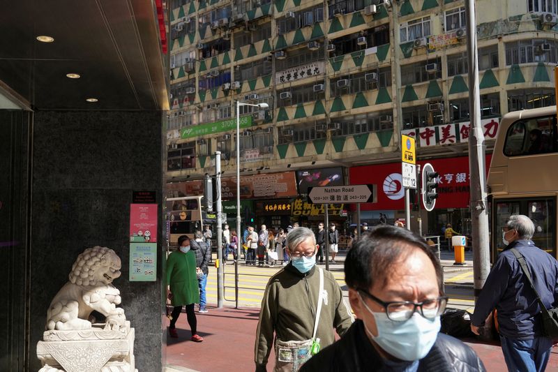 &copy; Reuters. أشخاص يضعون كمامات للوقاية من فيروس كورونا في هونج كونج في صورة من أرشيف رويترز. 