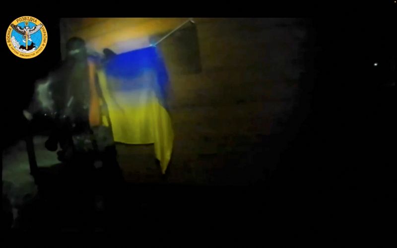 © Reuters. جندي أوكراني يعلق العلم الأوكراني خلال عملية خاصة للقوات الأوكرانية في شبه جزيرة القرم في صورة من مقطع مصور نشر يوم الخميس. صورة لرويترز من المديرية الرئيسية للاستخبارات الأوكرانية. 