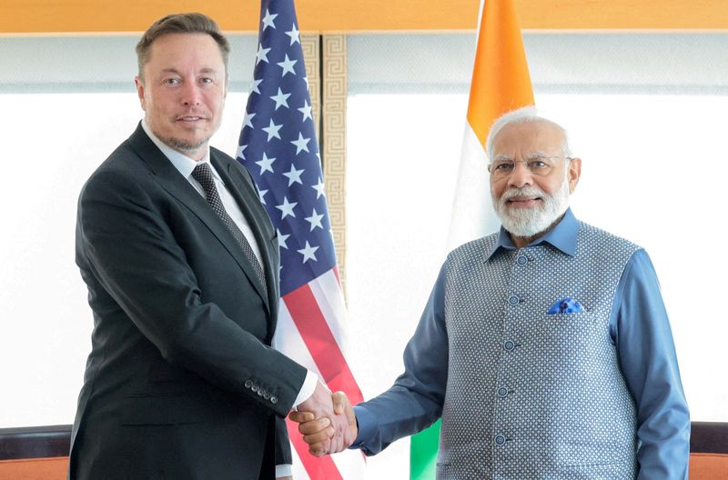 &copy; Reuters. FILE PHOTO: India's Prime Minister Narendra Modi shakes hands with Tesla chief executive Elon Musk during a meeting in New York City, New York, U.S., June 20, 2023. India's Press Information Bureau/Handout via REUTERS/File Photo