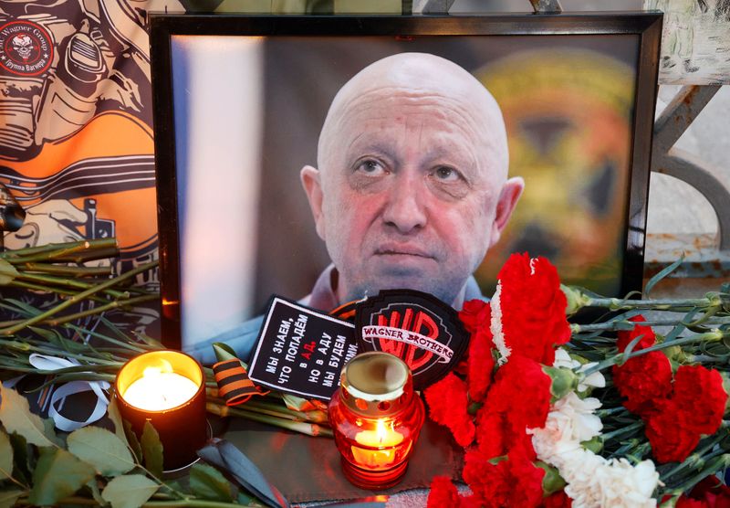 © Reuters. A view shows a portrait of Wagner mercenary chief Yevgeny Prigozhin at a makeshift memorial in Moscow, Russia August 24, 2023. REUTERS/Stringer
