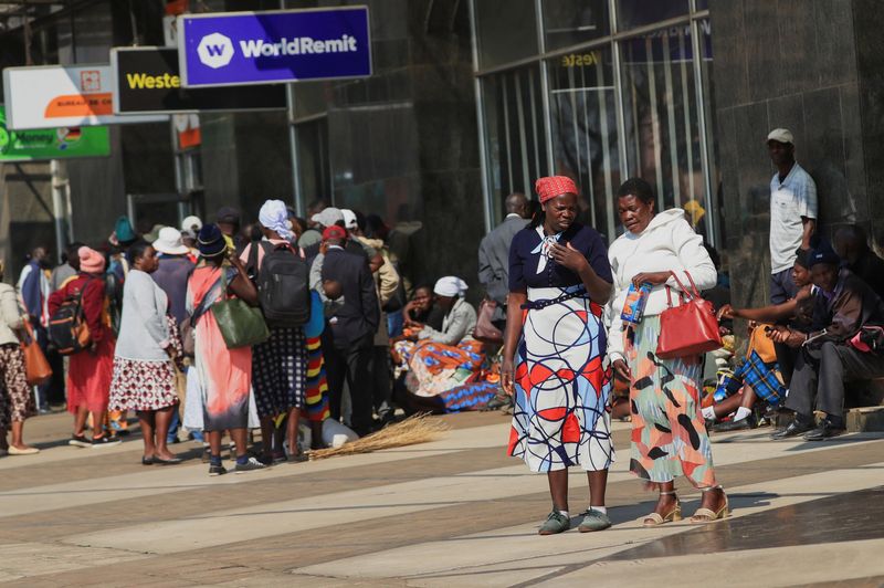 &copy; Reuters. People queue to withdraw cash, as vote counting for the general election progresses, in Harare, Zimbabwe, August 25, 2023. REUTERS/Philimon Bulawayo