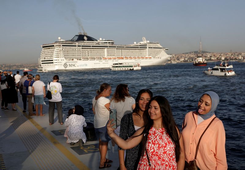 &copy; Reuters. أشخاص يلتقطون صورا في ميناء بإسطنبول بصورة من أرشيف رويترز. 