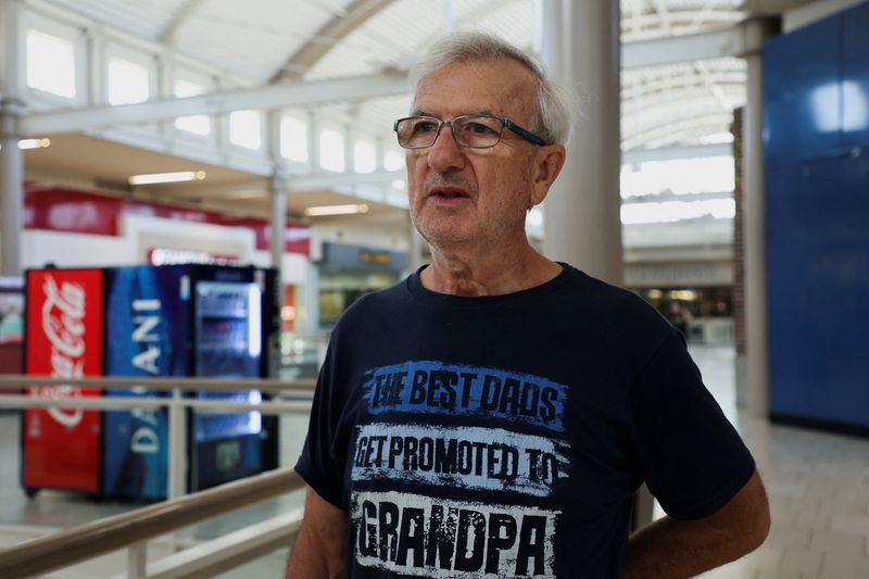 © Reuters. Mark Clarcq, 77, an independent voter in Arizona who in 2016 cast his ballot for Donald Trump, but stopped supporting him, is pictured in Glendale, Arizona, U.S., August 24, 2023. REUTERS/Liliana Salgado