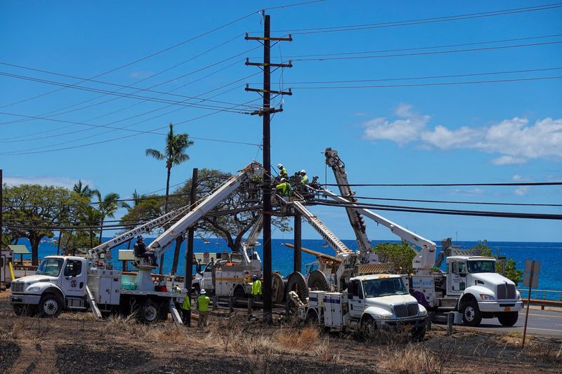 &copy; Reuters. FILE PHOTO: Workers repair utility lines in the fire ravaged town of Lahaina on the island of Maui in Hawaii, U.S., August 15, 2023. REUTERS/Mike Blake/File Photo