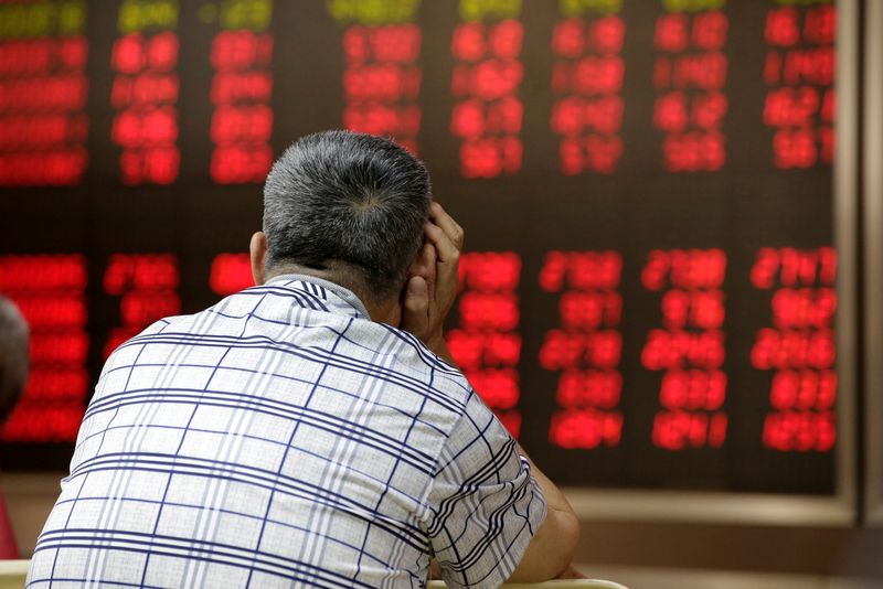 &copy; Reuters. Photo d'un homme regardant un tableau électronique affichant des informations sur les actions à Pékin. /Photo prise le 24 juin 2016 à Pékin, Chine/REUTERS/Jason Lee