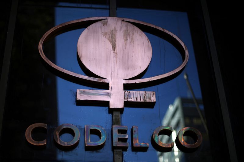&copy; Reuters. FOTO DE ARCHIVO: El logotipo de Codelco, el mayor productor de cobre del mundo, se ve en su sede en Santiago, Chile. 31 de marzo, 2017. REUTERS/Ivan Alvarado