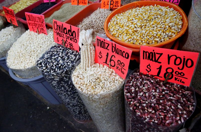 &copy; Reuters. FOTO DE ARCHIVO: Sacos de diferentes variedades de granos de maíz se exhiben en un mercado en la Ciudad de México, México. 19 de mayo, 2017. REUTERS/Henry Romero/Archivo