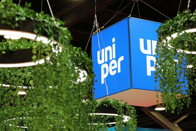 &copy; Reuters. Plants hang from lights at a display of German energy firm Uniper during the LNG 2023 energy trade show in Vancouver, British Columbia, Canada, July 12, 2023. REUTERS/Chris Helgren
