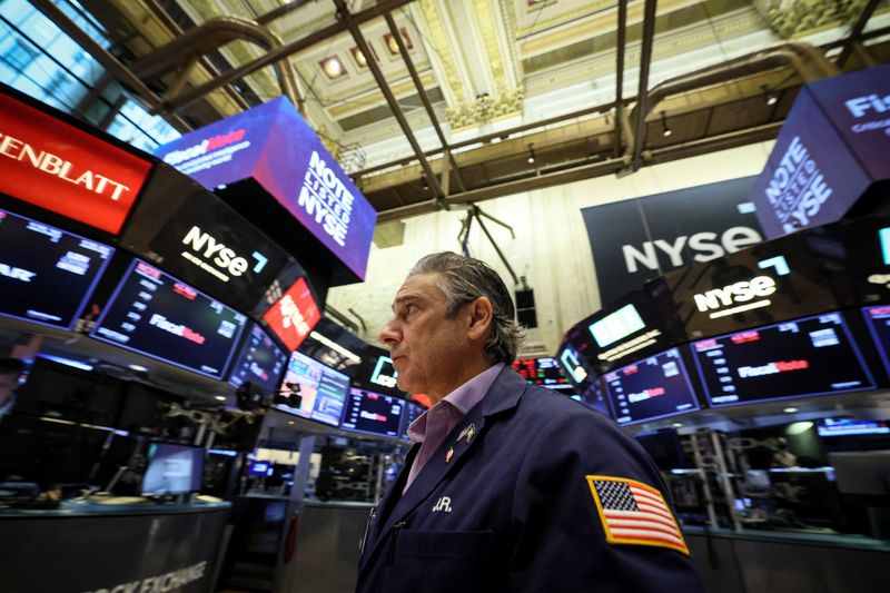 &copy; Reuters. متداول يعمل في بورصة نيويورك الأمريكية يوم 15 أغسطس آب 2023. تصوير: برندان مكدرميد - رويترز.