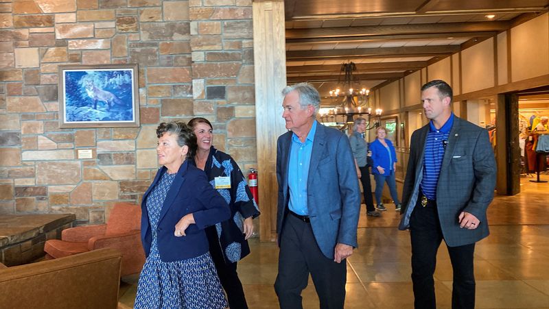 &copy; Reuters. Federal Reserve Chair Jerome Powell walks into the opening dinner of the Kansas City Fed's annual economic symposium in Jackson Hole, Wyoming, U.S., August 24, 2023. REUTERS/Ann Saphir