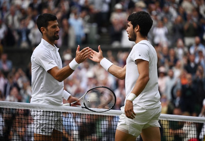 &copy; Reuters. Carlos Alcaraz e Novak Djokov em Wimbledon
 16/7/2023     REUTERS/Dylan Martinez