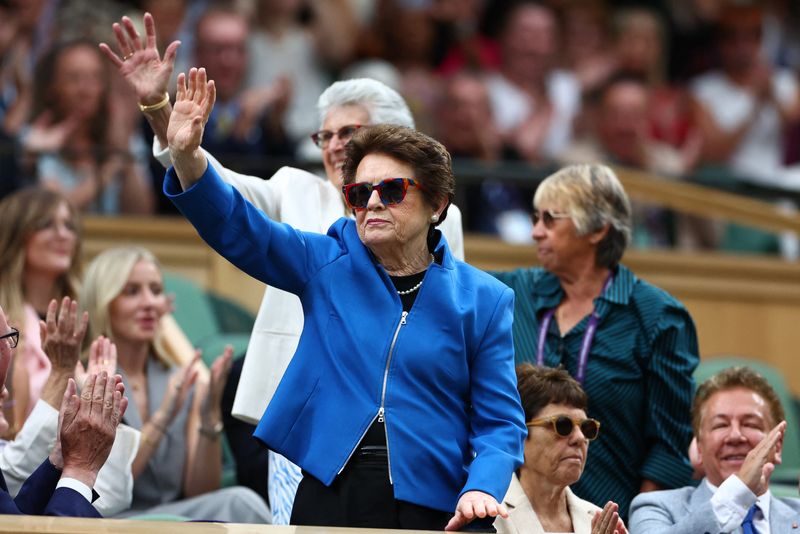 &copy; Reuters. Lenda do tênis Billie Jean King acena para público na quadra central de Wimbledon
08/07/2023 REUTERS/Toby Melville