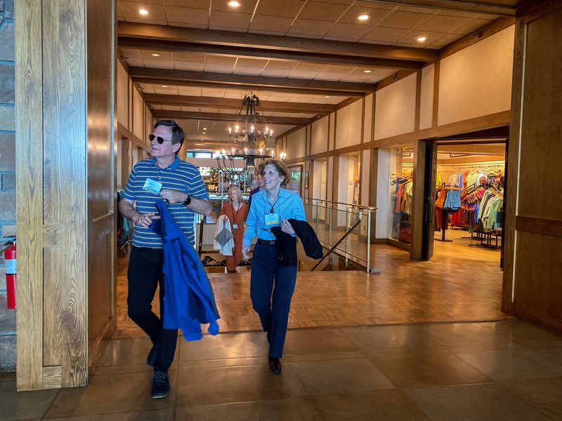 © Reuters. Cleveland Federal Reserve Bank President Loretta Mester walks into the Kansas City Federal Reserve Bank's annual Economic Policy Symposium in Jackson Hole, Wyoming, U.S., August 24, 2023. REUTERS/Ann Saphir