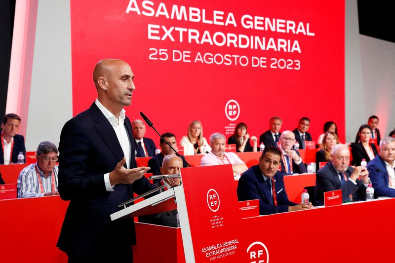 &copy; Reuters. Luis Rubiales em reunião da federação espanhola de futebol
 25/8/2023   RFEF/Divulgação via REUTERS