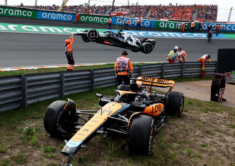 &copy; Reuters. Los comisarios retiran de la pista el coche de Daniel Ricciardo de AlphaTauri después de que chocara con Oscar Piastri de McLaren durante la práctica para el Gran Premio de Países Bajos, en el Circuito de Zandvoort, Zandvoort, Países Bajos - Agosto 25