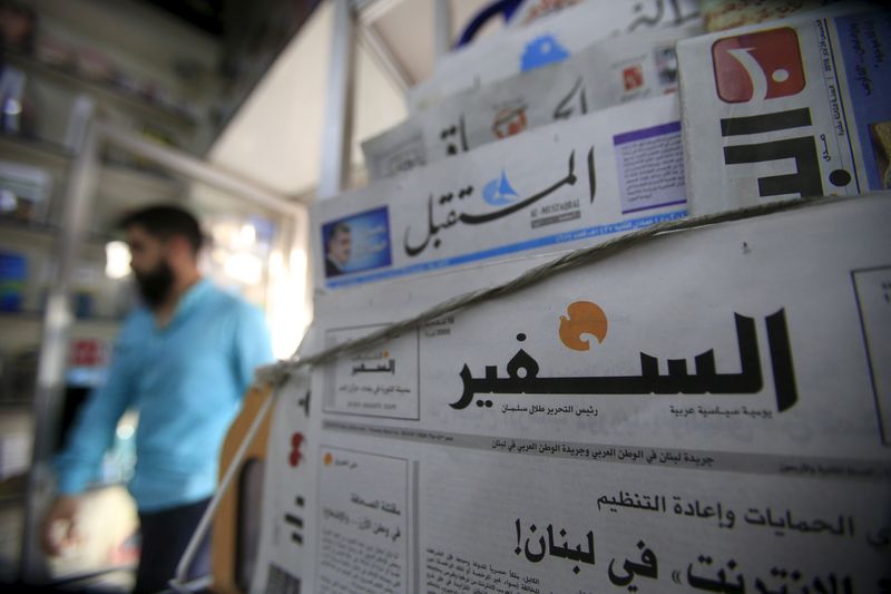 © Reuters. نسخة من صحيفة السفير اللبنانية معروضة أمام صحف أخرى بأحد المحال في صيدا بجنوب لبنان. صورة من أرشيف رويترز.