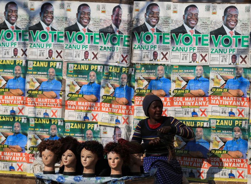 &copy; Reuters. Vendedora de perucas em rua em Harare, no Zimbábue, enquanto contagem dos votos para a eleição geral prossegue
25/8/2023 REUTERS/Philimon Bulawayo