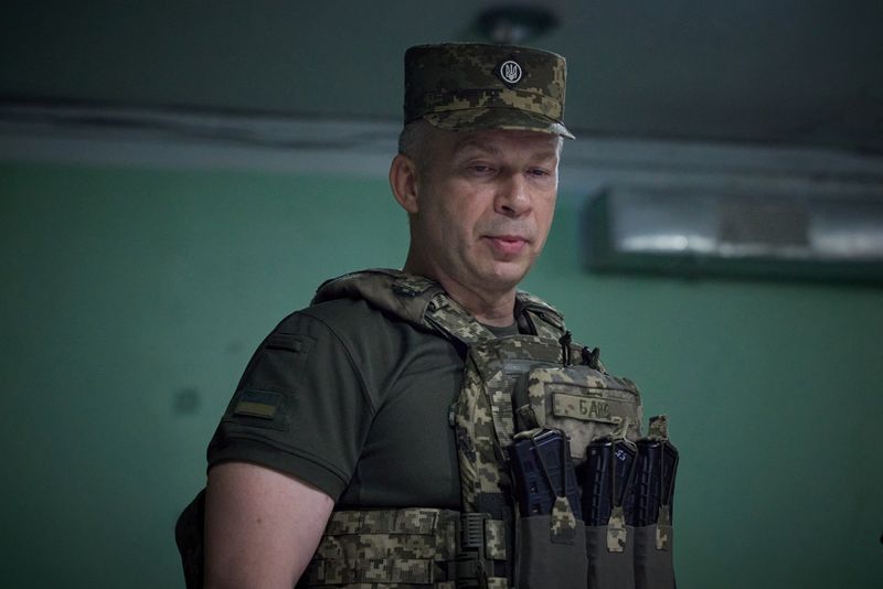 &copy; Reuters. الكولونيل جنرال أولكسندر سيرسكي قائد القوات البرية للجيش الأوكراني في موقع بالقرب من خط المواجهة في منطقة دونيتسك بأوكرانيا يوم 26 يونيو حز