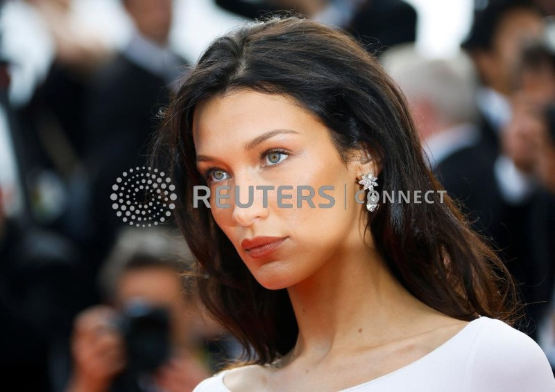 &copy; Reuters. Bella Hadid posa para fotógrafos no tapete vermelho de Cannes 
26/05/2022
REUTERS/Eric Gaillard