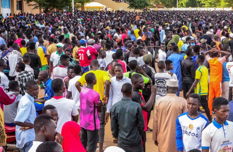 &copy; Reuters. Des milliers de jeunes Nigériens se rassemblent alors qu'ils répondent à l'appel à s'inscrire comme volontaires non militaires pour soutenir la junte dans la capitale Niamey, au Niger. /Photo prise le 19 août 2023/REUTERS/Mahamadou Hamidou