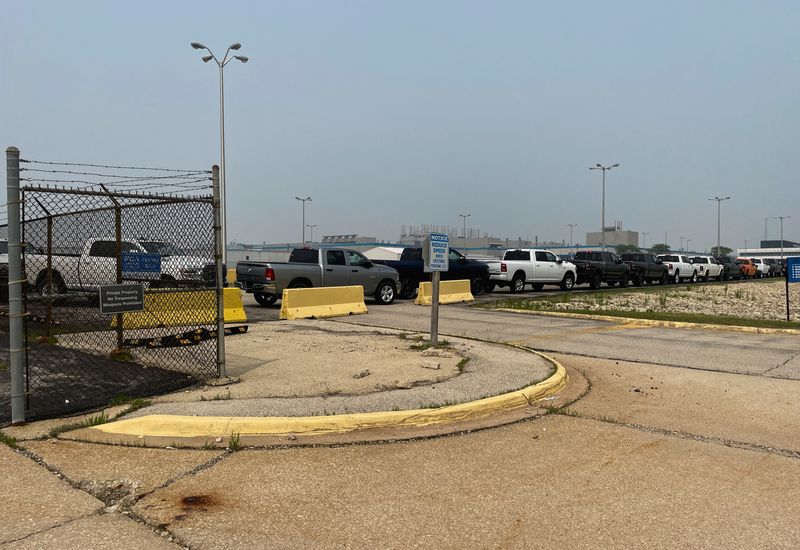 &copy; Reuters. Jeep Cherokee SUV's and Ram trucks fill the parking lot at the Stellantis plant that was idled in February 2023, in Belvidere, Illinois, U.S., June 27, 2023. REUTERS/Bianca Flowers