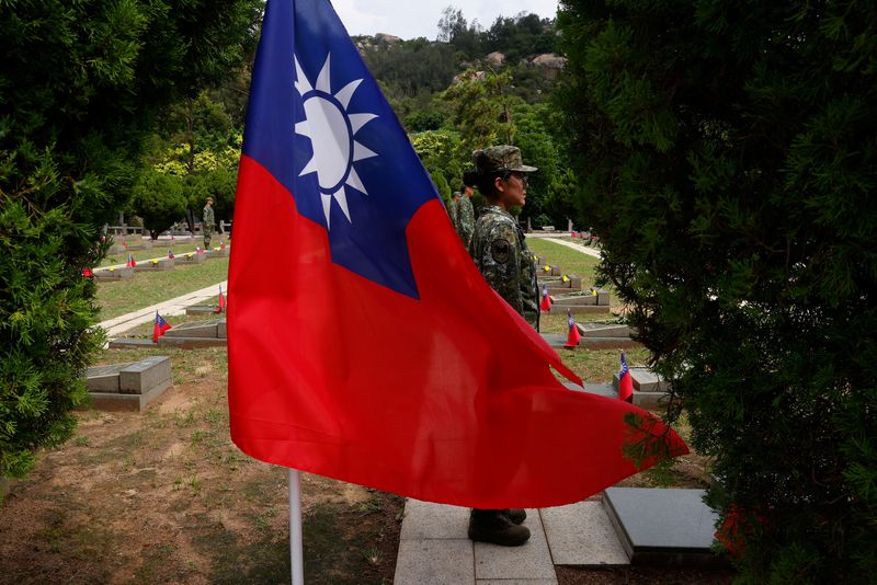 © Reuters. FILE PHOTO: Soldiers stand guard at the grave sites of the fallen soldiers for a ceremony commemorating the 65th anniversary of the Second Taiwan Strait Crisis, in Kinmen, Taiwan August 23, 2023. REUTERS/Ann Wang