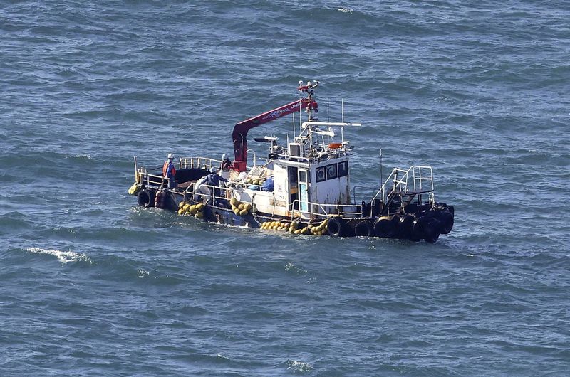 &copy; Reuters. Photo d'archives d'un bateau collectant de l'eau de mer pour surveiller les matières radioactives à Okuma, préfecture de Fukushima, au Japon. /Photo prise le 24 août 2023/Kyodo