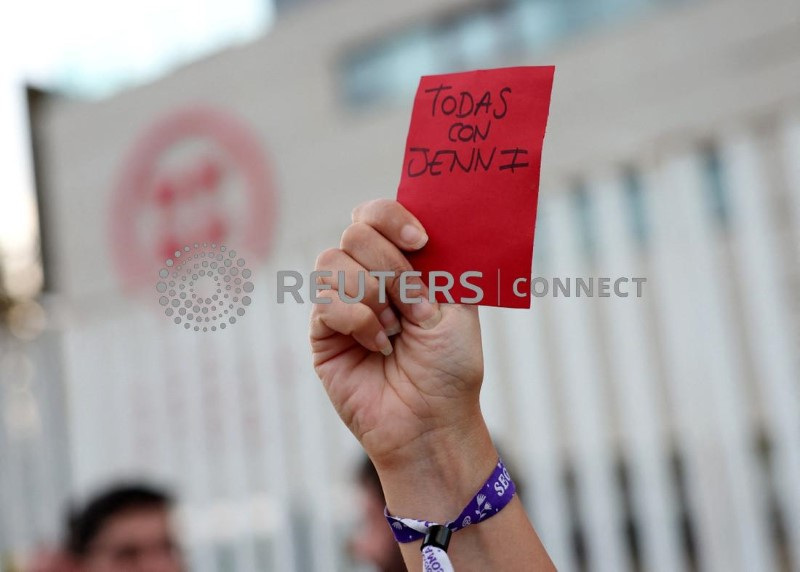 &copy; Reuters. Pessoas protestam em frente à Federação Espanhola de Futebol
25/08/2023
REUTERS/Isabel Infantes