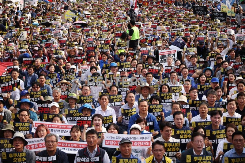 &copy; Reuters. Protesto contra a descarga de água radioativa tratada da usina nuclear japonesa destruída de Fukushima
26/08/2023
REUTERS/Kim Hong-Ji