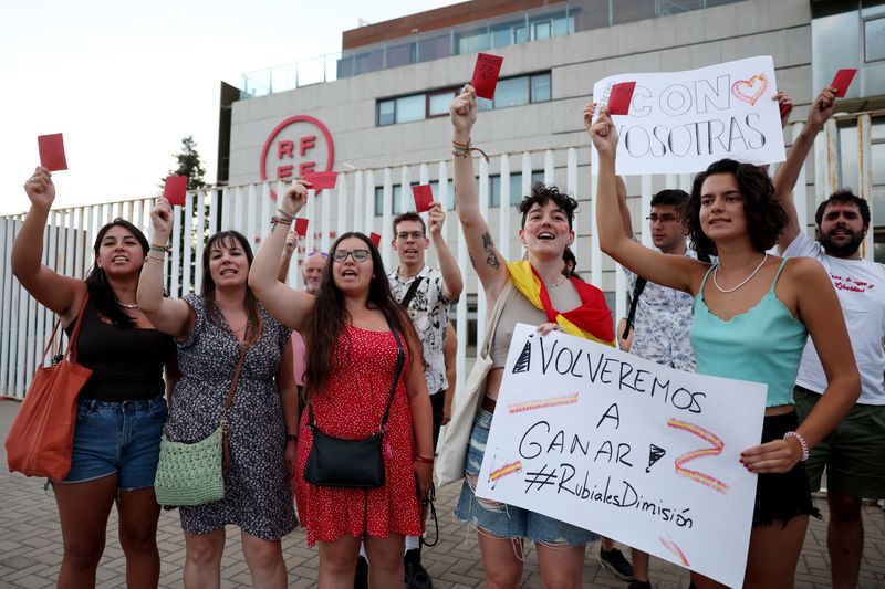 © Reuters. Soccer Football - People protest outside the Spanish Soccer Federation - Ciudad Del Futbol Las Rozas, Las Rozas, Spain - August 25, 2023  People hold banners as they protest against President of the Royal Spanish Football Federation Luis Rubiales REUTERS/Isabel Infantes