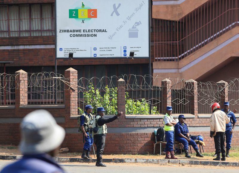 © Reuters. Anti-riot police stand guard outside the Zimbabwe Election Commission headoffice as vote counting for the general election progresses, in Harare, Zimbabwe, August 26, 2023. REUTERS/Philimon Bulawayo