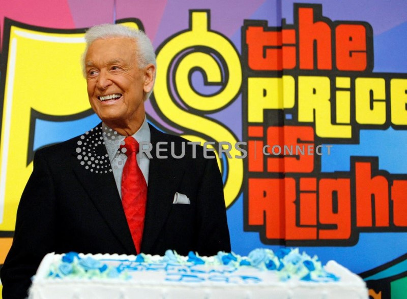 &copy; Reuters. Bob Barker, apresentador do game show de televisão "The Price is Right", sorri perto de seu bolo de aniversário no CBS Studios em Los Angeles
12/12/2006
REUTERS/Mario Anzuoni 