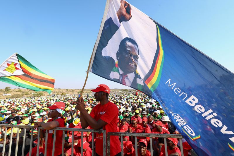 &copy; Reuters. FILE PHOTO: Supporters of President Emmerson Mnangagwa's ruling ZANU-PF party attend the party's last rally in Shurugwi, located in the Midlands Province of Zimbabwe, August 19, 2023. REUTERS/Siphiwe Sibeko
