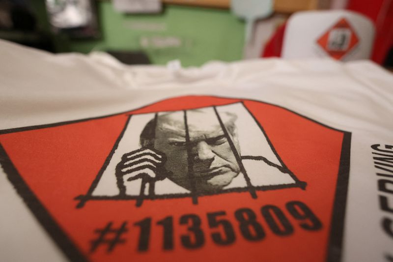 &copy; Reuters. FILE PHOTO: T-shirts and hats with an image depicting the mugshot of former President Donald Trump are pictured at the Y-Que printing store in Los Angeles, California, U.S., August 25, 2023. REUTERS/Mario Anzuoni