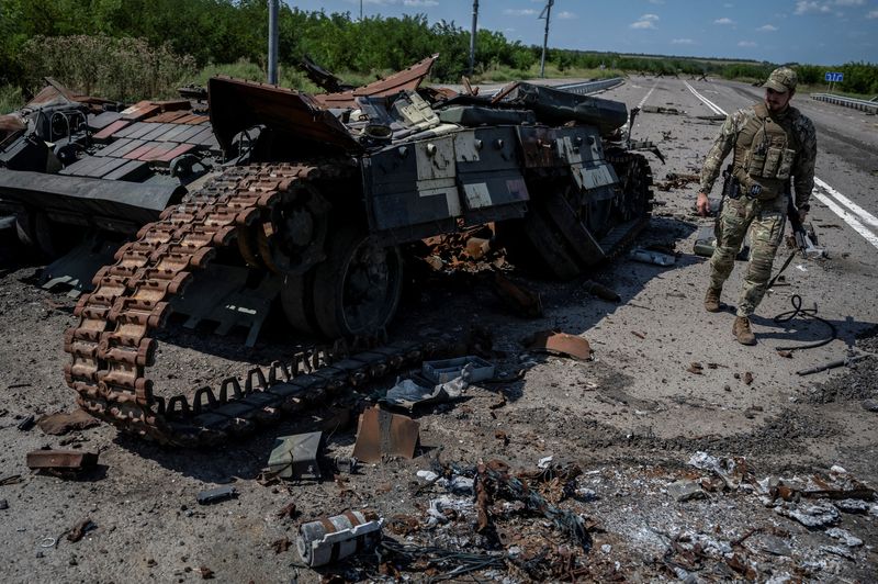 &copy; Reuters. Un militaire ukrainien marche près d’un char ukrainien détruit près du village de Robotyne. /Photo prise le 25 août 2023/REUTERS/Viacheslav Ratynskyi