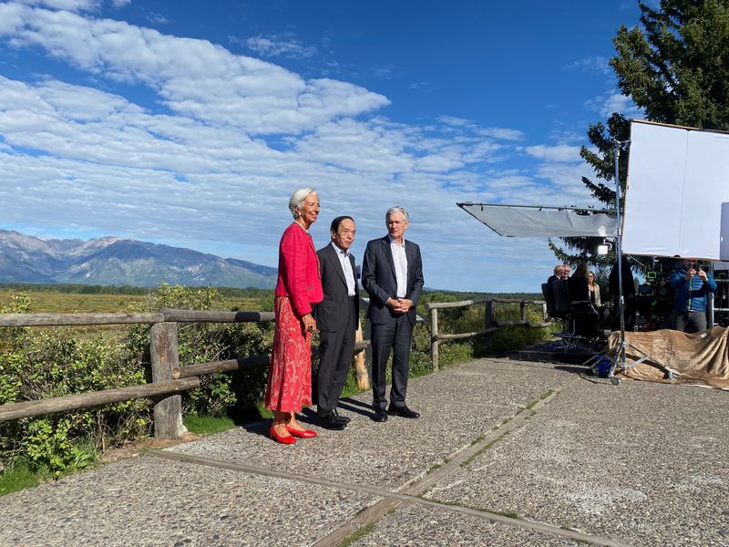 © Reuters. Federal Reserve Chair Jerome Powell, European Central Bank President Christine Lagarde, and Bank of Japan Governor Kazuo Ueda take a break outside while attending the Kansas City Federal Reserve Bank's annual Economic Policy Symposium in Jackson Hole, Wyoming, U.S., August 25, 2023. REUTERS/Ann Saphir