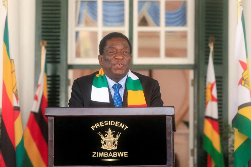 &copy; Reuters. رئيس زيمبابوي الفائز بفترة رئاسية ثانية إمرسون منانجاجوا يتحدث إلى وسائل الإعلام في مقر الرئاسة بهراري يوم الأحد. تصوير: فيليمون بولاوايو - 