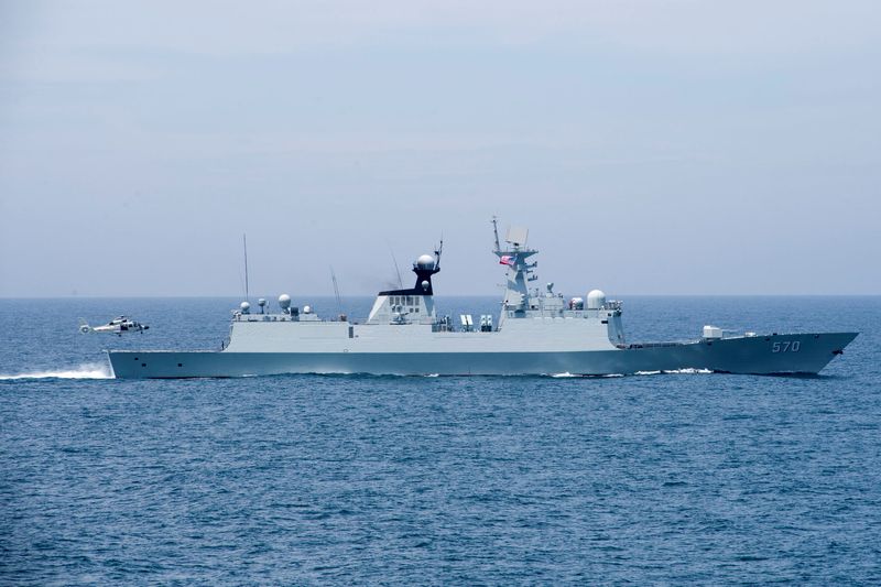 © Reuters. A Chinese naval Z-9 helicopter prepares to land aboard the People's Liberation Army (Navy) frigate CNS Huangshan (FFG-570) as the ship conducts a series of maneuvers and exchanges with the Arleigh Burke-class guided-missile destroyer USS Sterett (DDG 104) in the South China Sea June 16, 2017. U.S. Navy photo by Mass Communication Specialist 1st Class Byron C. Linder/Handout via REUTERS  