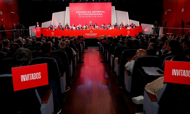 &copy; Reuters. Soccer Football - Spanish Soccer Federation Meeting - Ciudad Del Futbol Las Rozas, Las Rozas, Spain - August 25, 2023  General view as President of the Royal Spanish Football Federation Luis Rubiales announces he will be staying as president during the me