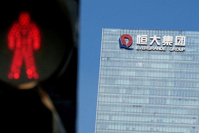 &copy; Reuters. FILE PHOTO: A traffic light is seen near the headquarters of China Evergrande Group in Shenzhen, Guangdong province, China, Sept. 26, 2021. REUTERS/Aly Song/File Photo